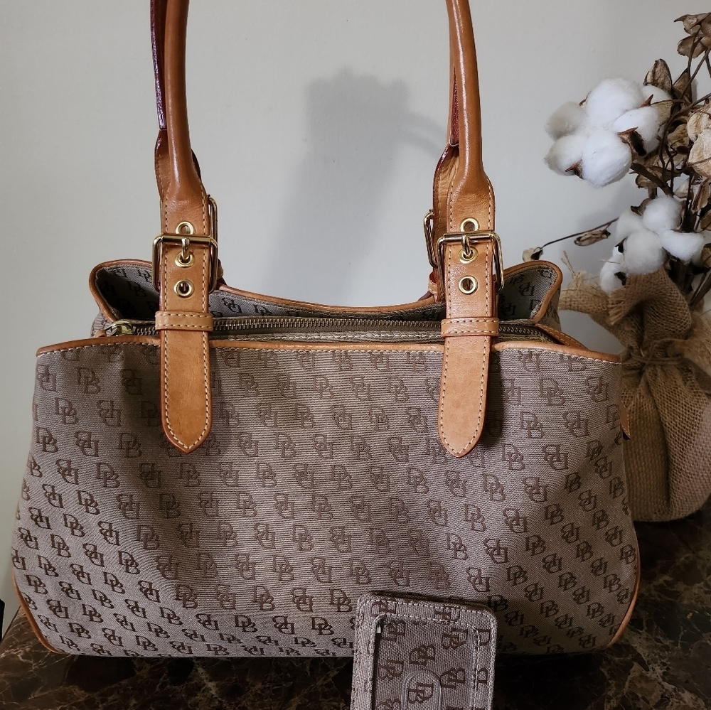 Dooney & Bourke Large Monogram Bag + 3 Dooney accessories - Picture 2 of 16